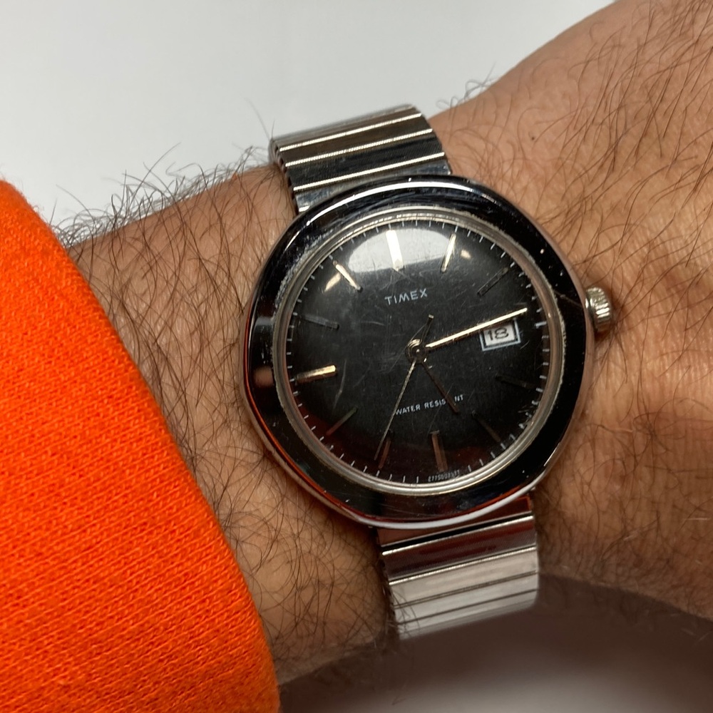 Vintage Timex black dial watch, works, stainless stretch bracelet - Picture 15 of 15